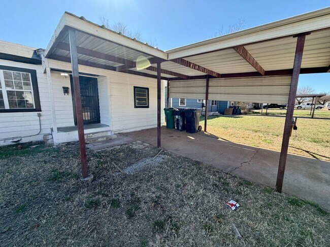 Building Photo - 3-Bedroom Home with Updated Kitchen