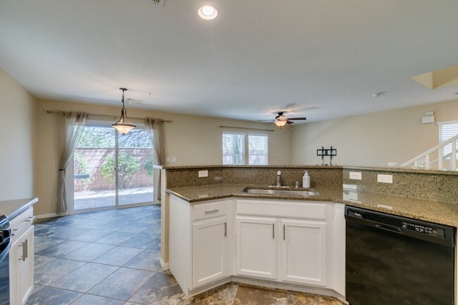 Building Photo - GORGEOUS HOME WITH TONS OF UPGRADES*MOUNTA...
