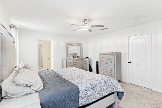 Building Photo - Charming Home Awaits: Spacious & Modern Living in a Prime Location