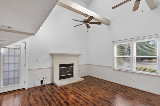 Building Photo - Yorktown Townhouse