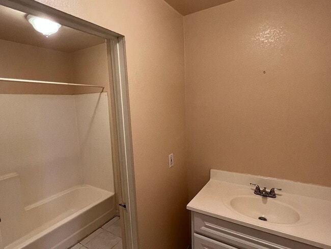 Building Photo - "Charming 1-Bedroom Retreat in Santa Ana – Perfect for Cozy Living!"