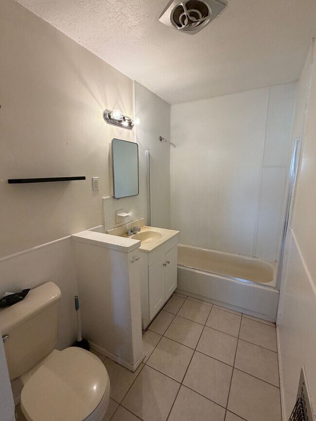 Building Photo - Quaint 4 Bedroom 2 Bathroom Home In The NE!