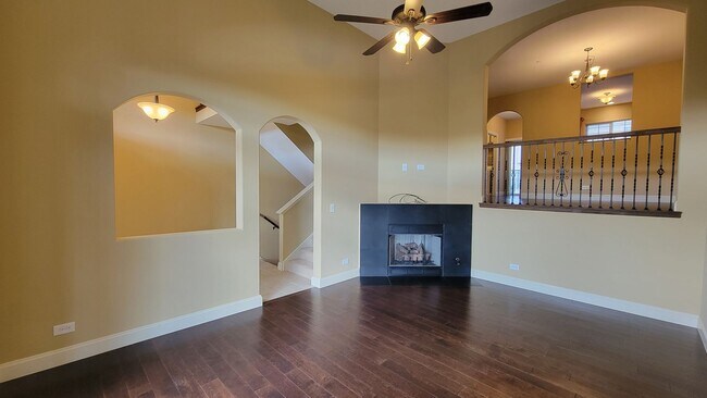 Building Photo - STUNNING LUXURY TOWNHOME 3 BEDROOM, 2 FULL...