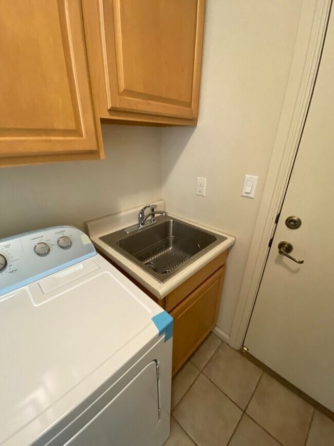 Building Photo - Beautiful 4 bedroom 3.75 bath in gated com...