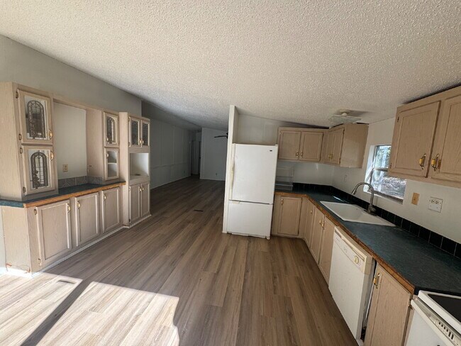 Building Photo - 3 bed 2 bath on one acre lot. New vinyl fl...