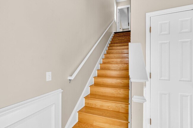 Building Photo - 16 Bushwood Dr
