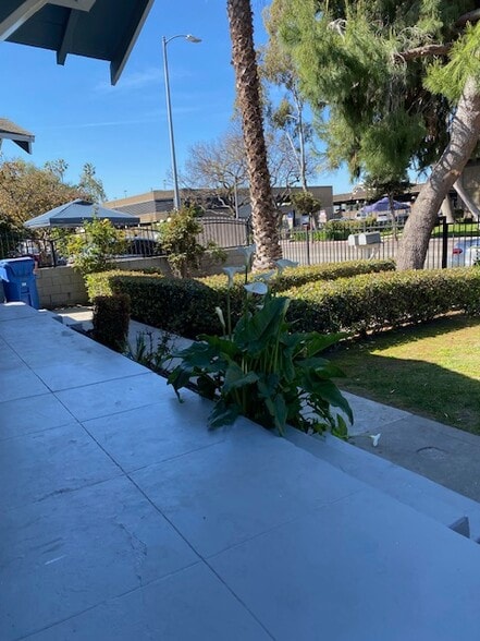 Building Photo - 5426 S Van Ness Ave