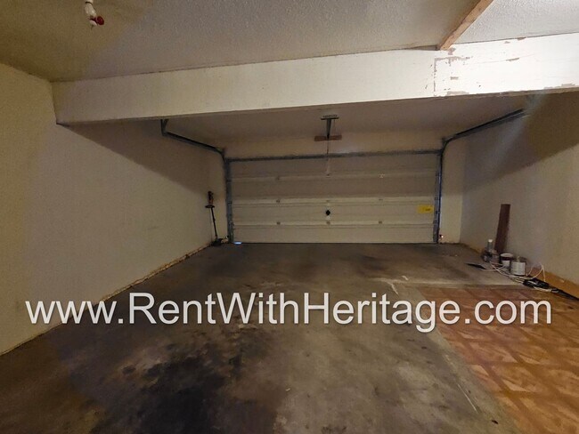 Building Photo - GORGEOUS LAKE VIEW HOME IN POPULAR LAKERIDGE SUBDIVSION! GREAT LOCATION - CLOSE TO EVERYTHING