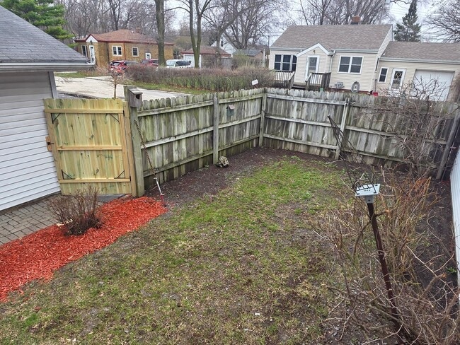 Building Photo - Updated 3 bedroom Kenosha home
