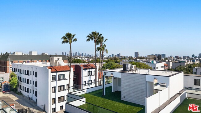 Building Photo - 733 N Gramercy Pl