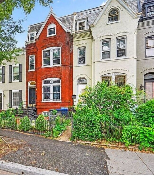 Primary Photo - Shaw - Sunny 3 Bedrooms/Two full Baths