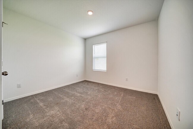 Building Photo - 10520 Farm Hl Ave