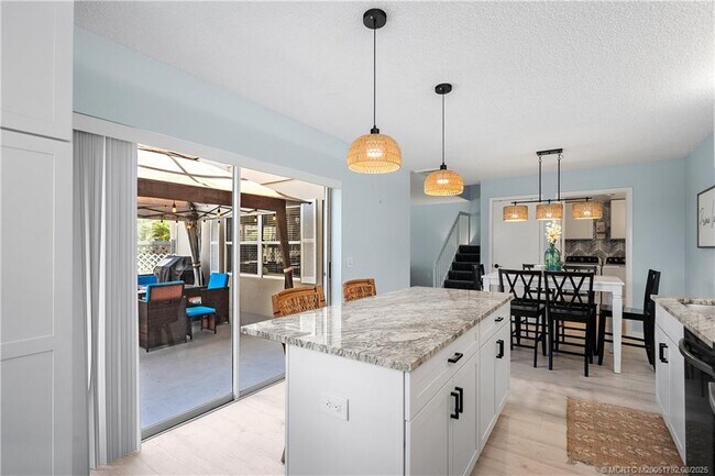 Building Photo - 3273 SW Sunset Trace Cir