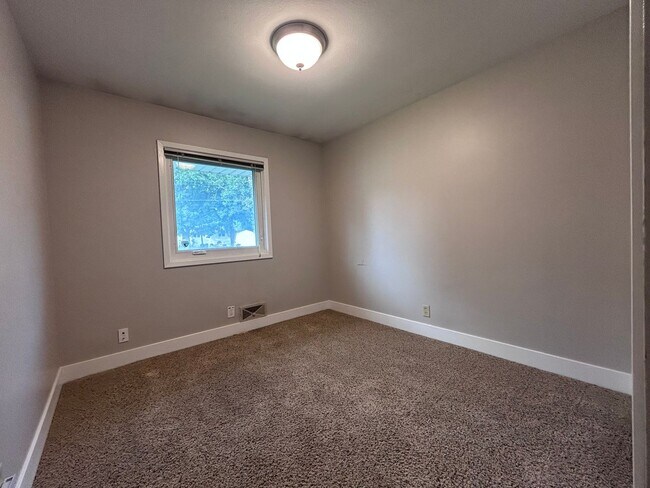 Building Photo - 4 Bed 2 Bath