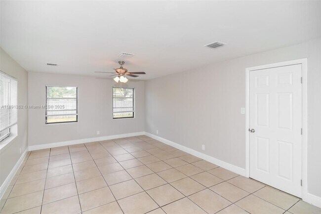 Building Photo - 1061 SW 31st St