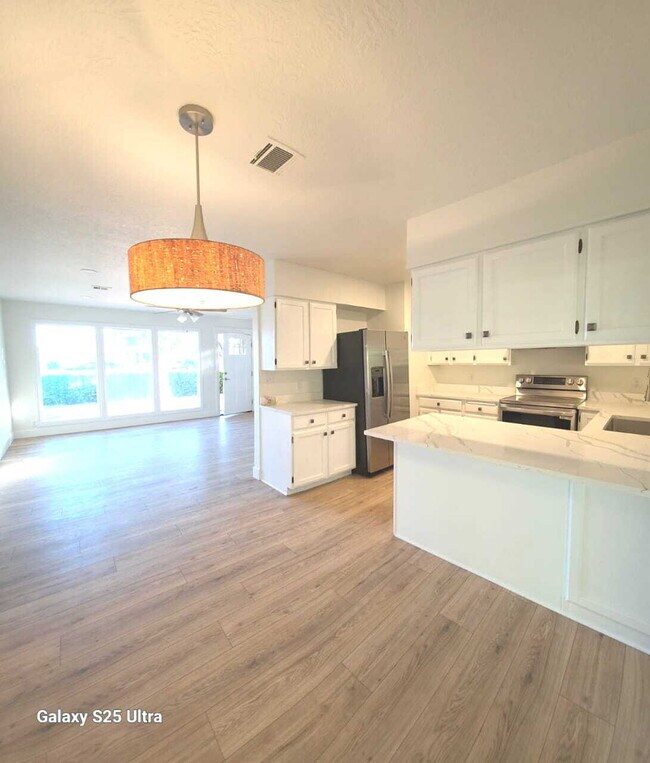 Building Photo - "Charming Newly Remodeled 4-Bed Oasis Touc...