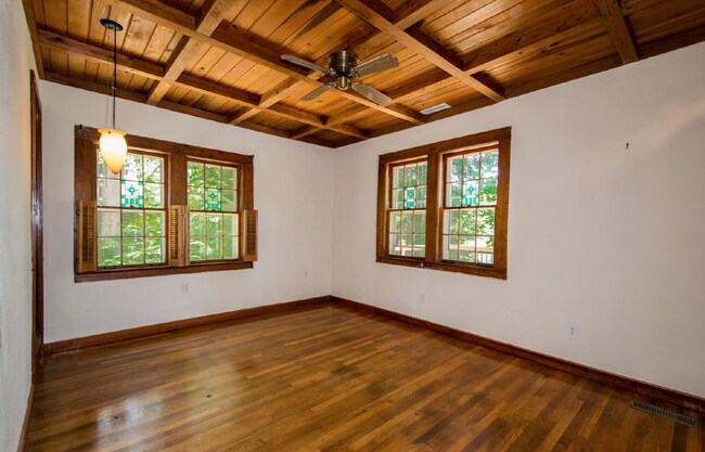 Building Photo - Laurel Park log home 3 bedroom 3 bathroom home.