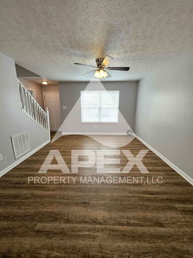 Building Photo - **MOVE-IN SPECIAL** 1/2 off 1st month! Bea...