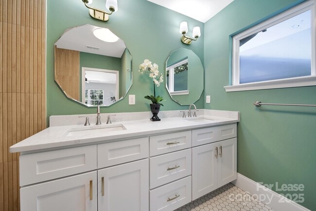 Building Photo - 3222 Clark St