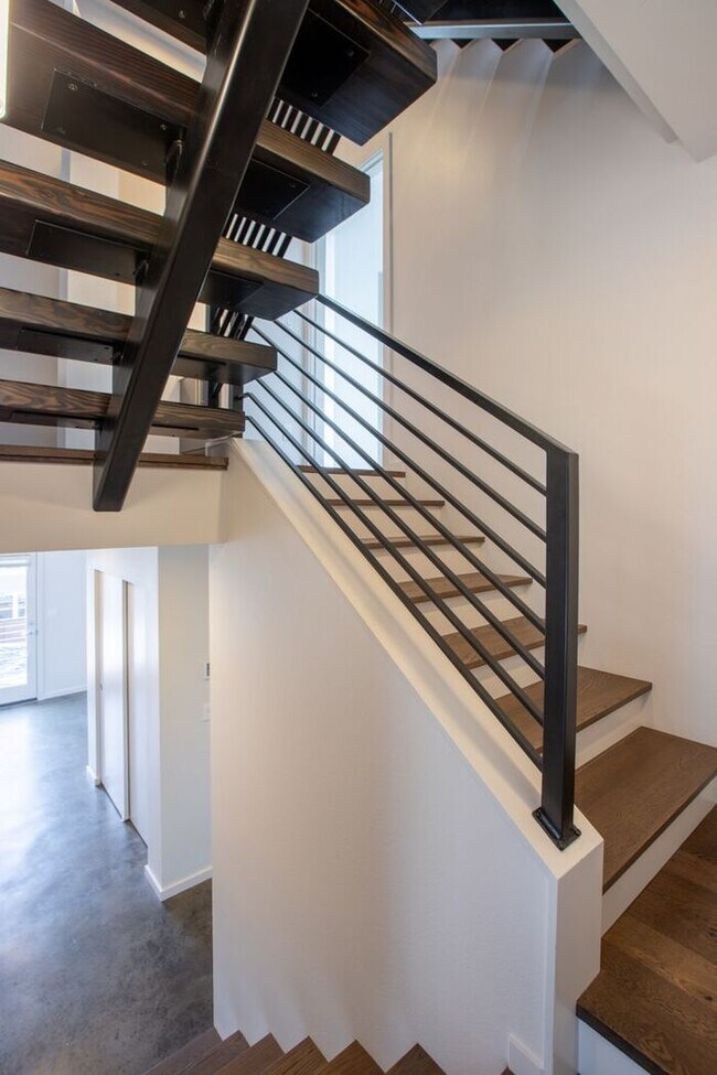 Building Photo - Stunning Columbia City Townhome w/ Views and AC (1st Month Free)