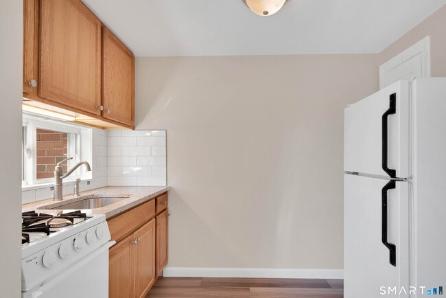 Building Photo - 353 Main St