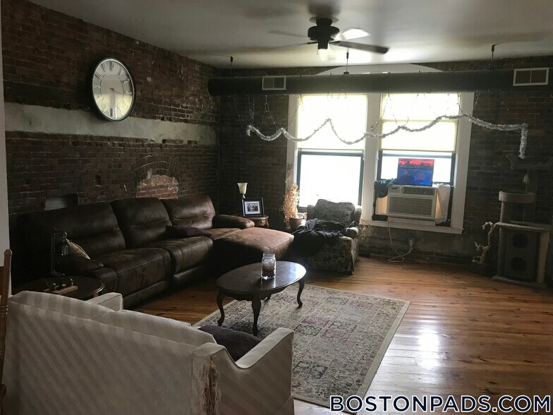 Building Photo - 600 Columbia Rd