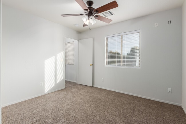 Building Photo - 2574 E Meadow Mist Ln