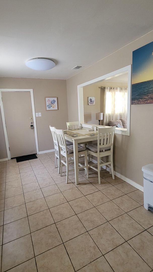 Building Photo - Charming 3-Bedroom, 1-Bath Home with Large Backyard – Fully Furnished!