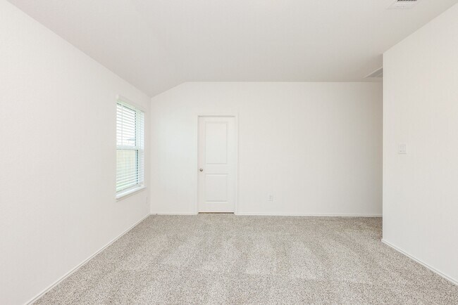 Building Photo - 3027 Lake Crest Dr