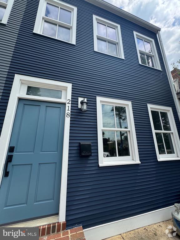 Building Photo - 218 S Henry St