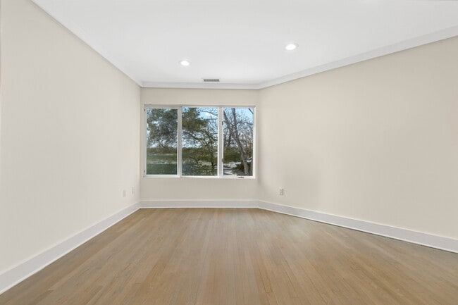 Building Photo - 301 S Ridge St