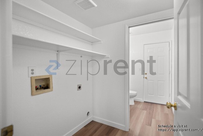 Building Photo - 2215 Jenni Ln