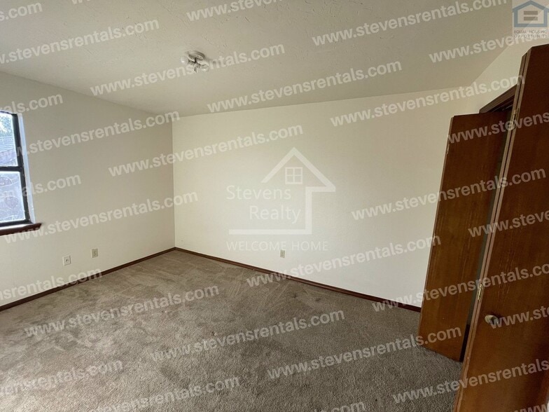 Building Photo - 1912 SW D Ave