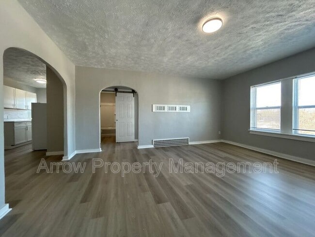 Building Photo - 723 Ella St