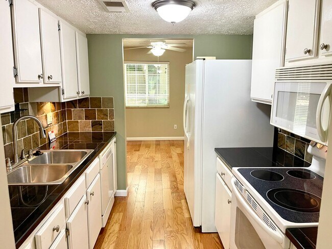 Building Photo - Welcome to this charming 3-bedroom, 2.5-ba...