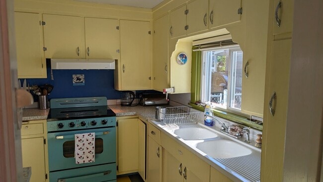 Building Photo - Our Western-Coastal Shabby Chic house Avai...