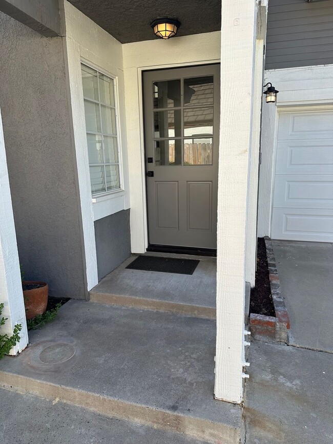 Building Photo - Beautifully Renovated Craftsman  4 Bed/2.5...