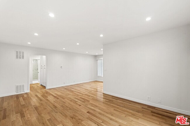 Building Photo - 1037 N La Jolla Ave