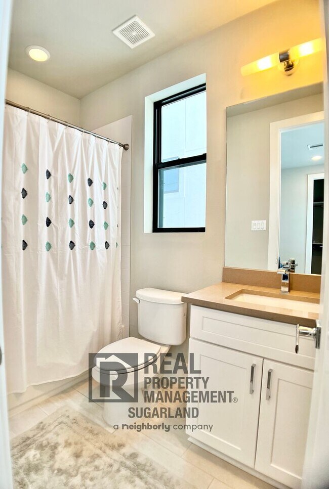 Building Photo - Luxurious Three Story Townhome!