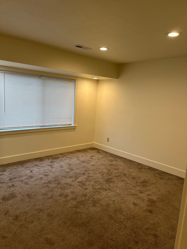 Building Photo - 4 Bedroom - Gated Community!