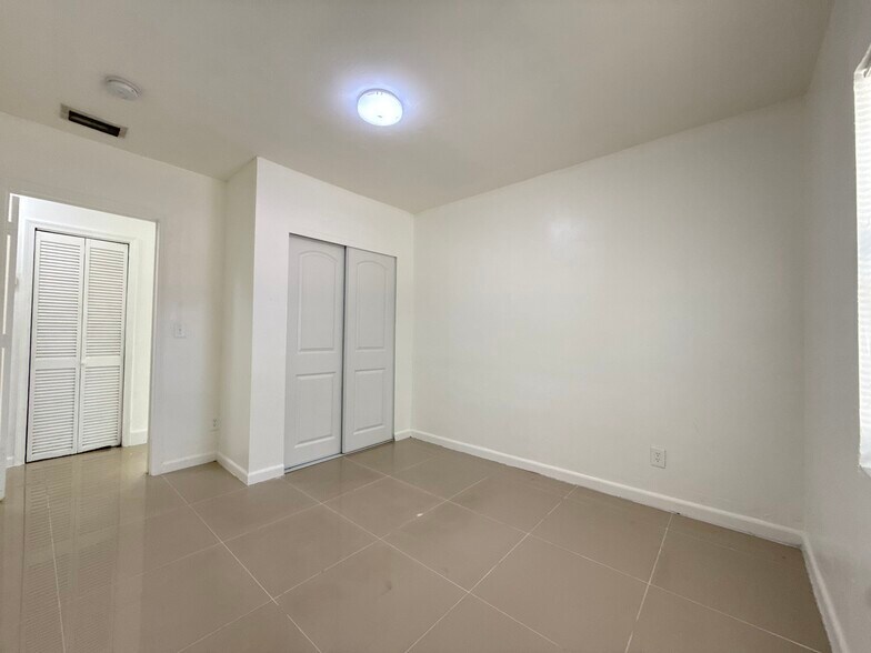 Building Photo - 911 NW 57th St