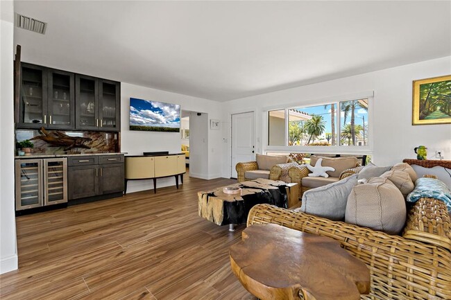 Building Photo - 10124 Yacht Club Dr