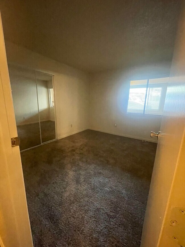 Building Photo - AVAILABLE NOW! 2 bed / 2 Bath near UNR!