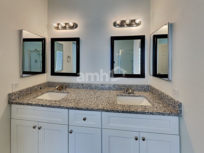 Building Photo - 7647 W Cameron Dr