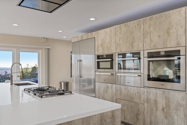 Building Photo - 2900 Lakeridge Dr