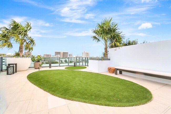 Building Photo - 9901 W Bay Harbor Dr