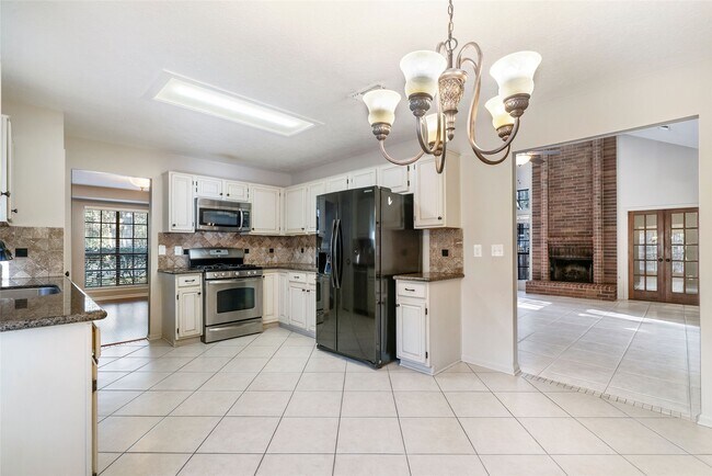 Building Photo - 2 Village Knoll Pl
