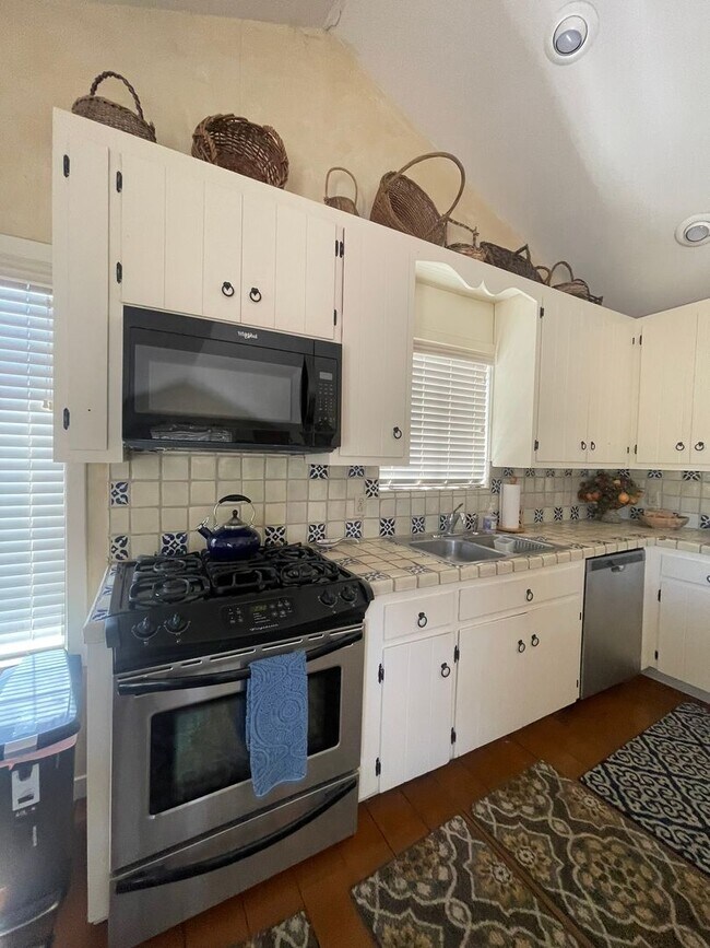 Building Photo - Beautiful Home in Chualar -with many ameni...