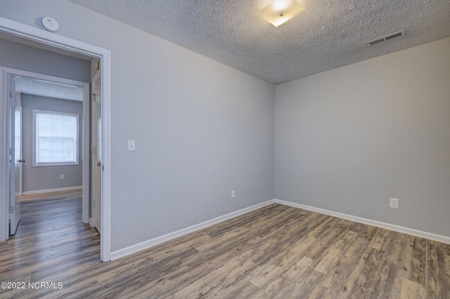 Building Photo - 617 Varsity Dr