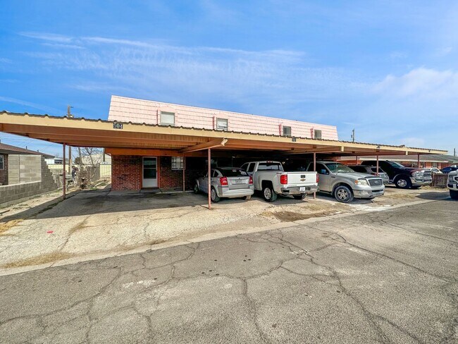 Building Photo - 504-510 East Sunset Circle